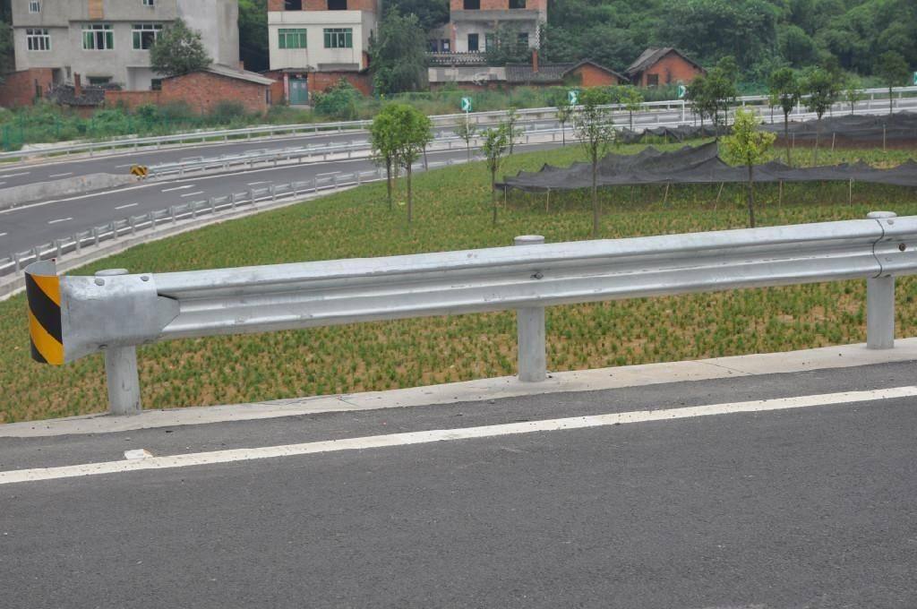 波形梁鋼護(hù)欄起終端頭工程